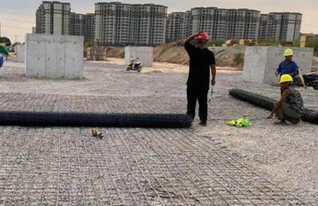 东源土工格栅铺设前地基要怎么处理？